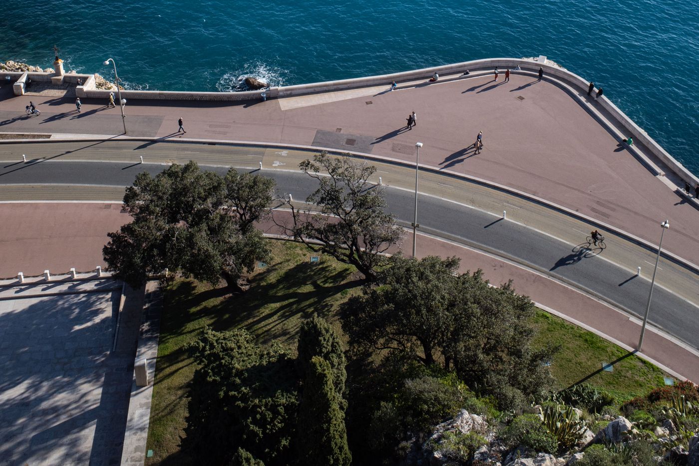 La route du littoral qui quitte Nice vers l'est, au ras de la mer sous la colline du Château.