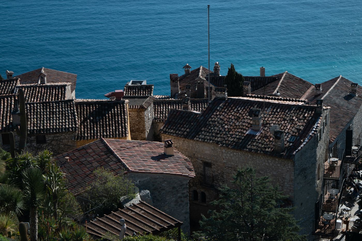 Les toits de tuiles du village perché d'Èze au-dessus de la Méditerranée.