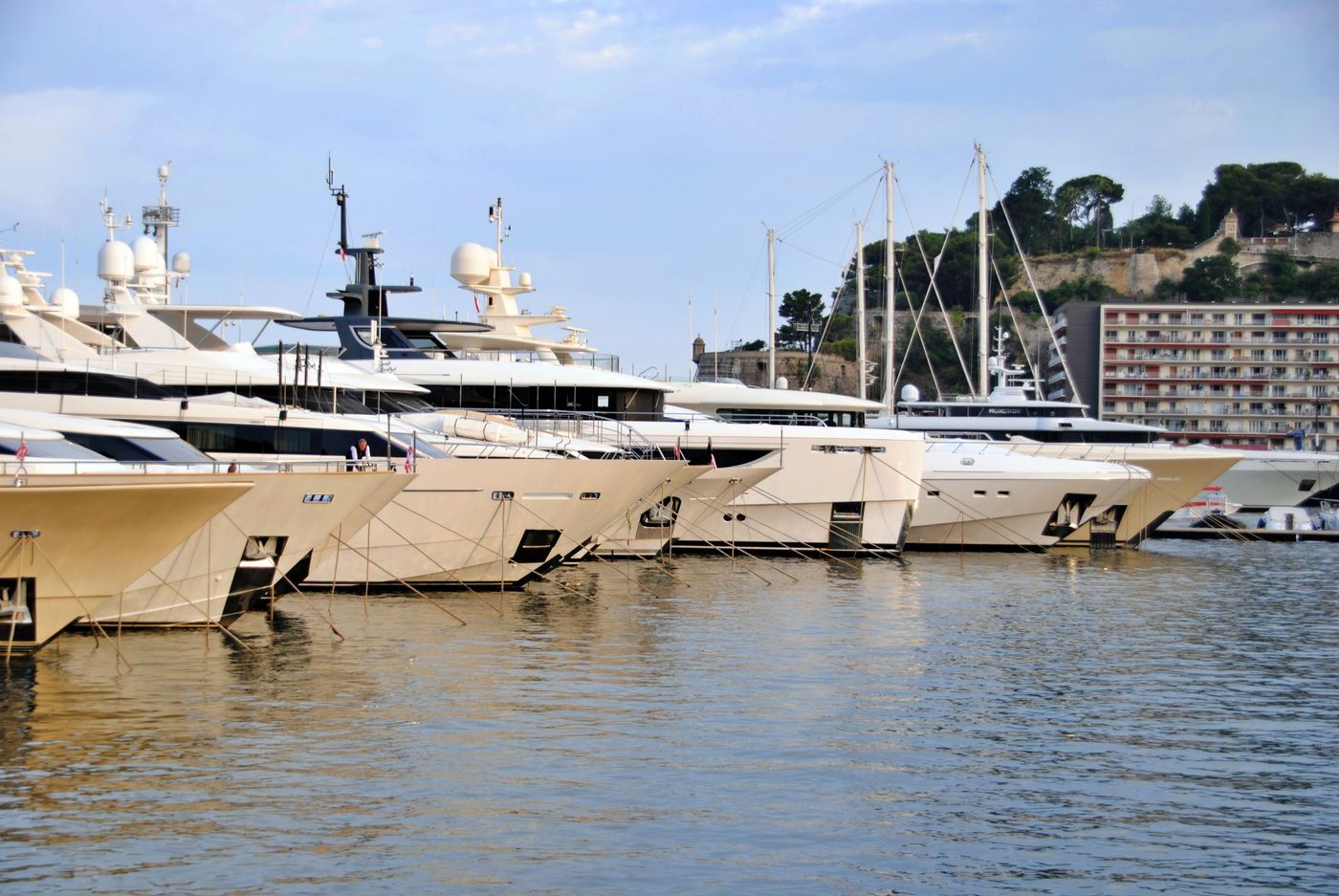 Étraves de yachts amarrés côte à côte dans le port Hercule, à Monaco.