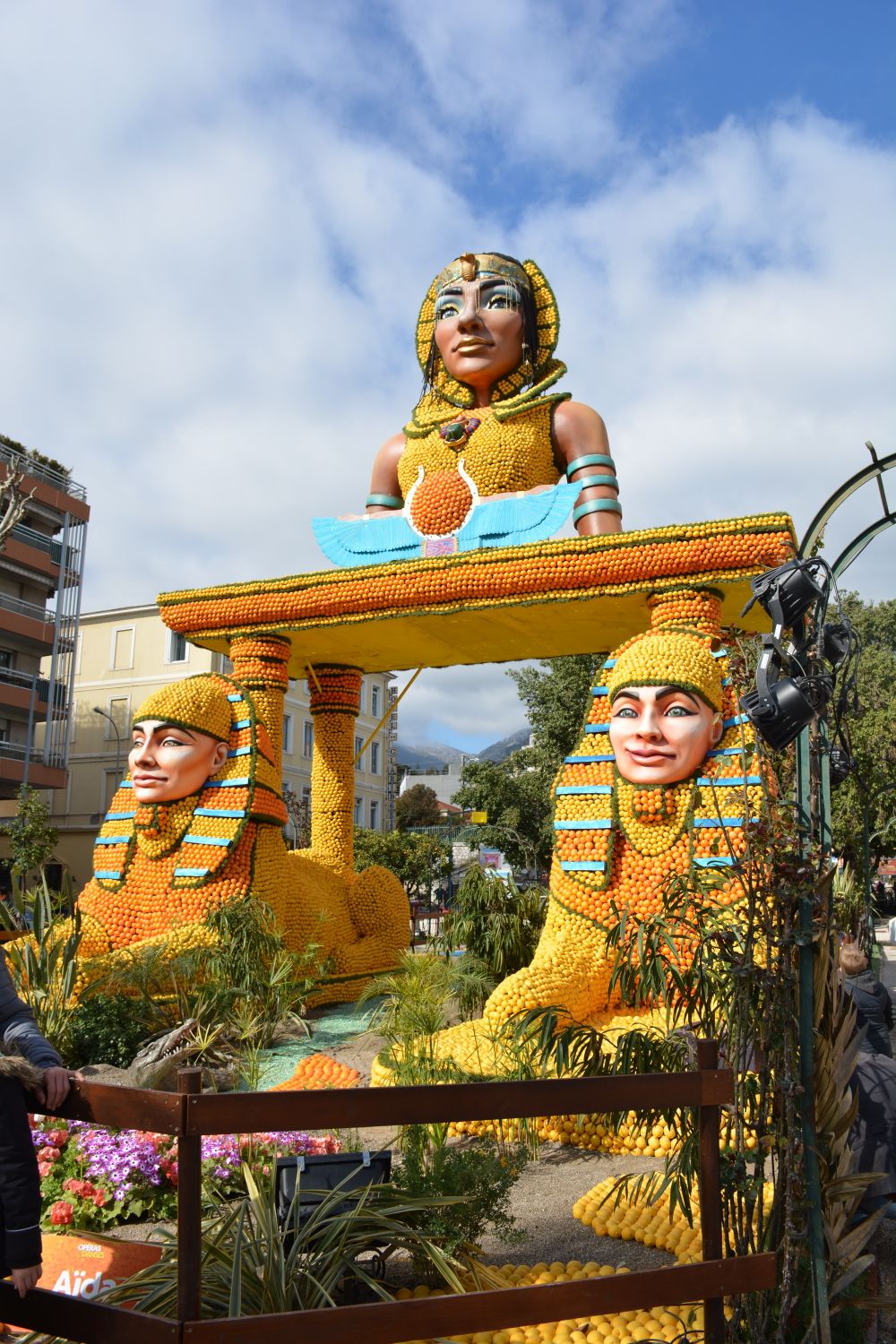 Char entièrement construit en citrons et en oranges à la Fête du Citron de Menton.